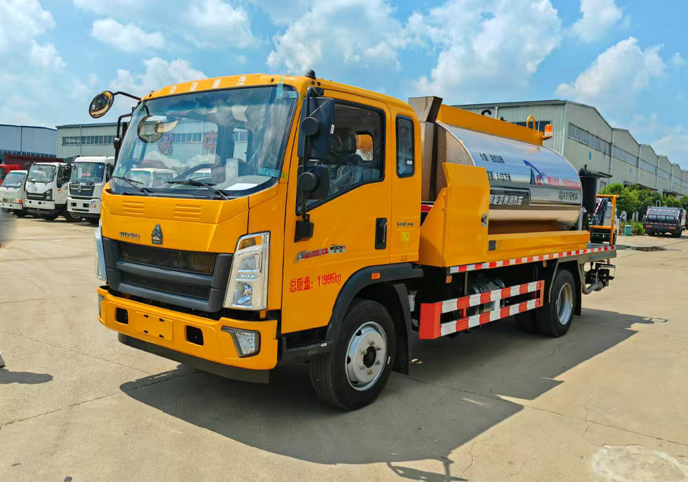 6噸重汽豪沃智能瀝青灑布車(chē)